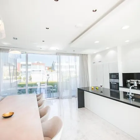 וילה Beachfront Luxury Tranquility *