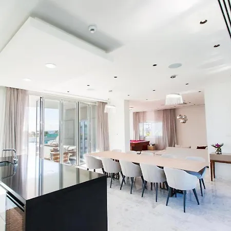 Beachfront Luxury Tranquility וילה