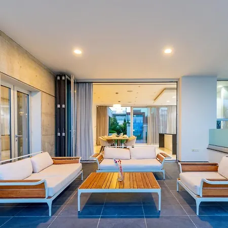 Beachfront Luxury Tranquility *