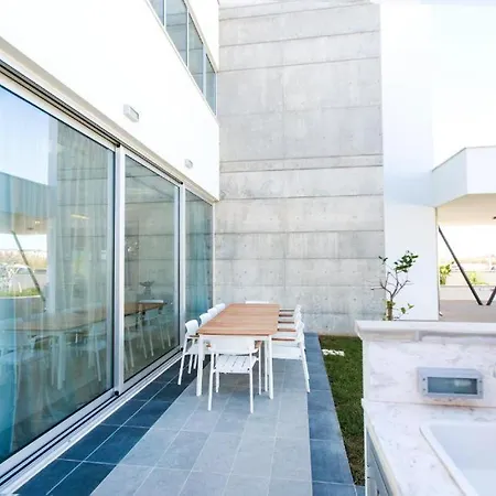 Beachfront Luxury Tranquility *