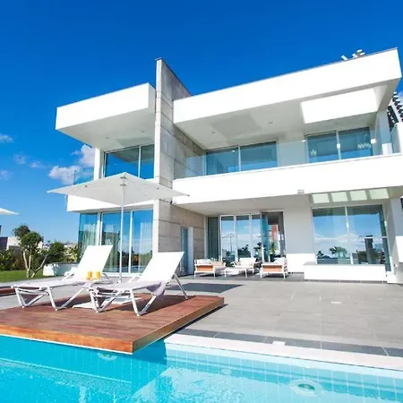 Beachfront Luxury Tranquility *