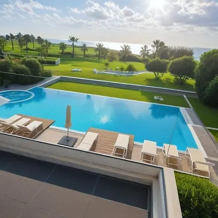 Beachfront Luxury Tranquility *