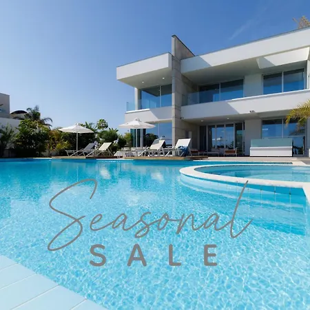 Beachfront Luxury Tranquility וילה