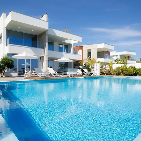 Beachfront Luxury Tranquility *